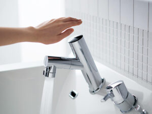 手をかざすだけでサッと手洗いできる、タッチレス水栓