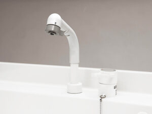 コンパクトで水はねしにくい水栓。洗髪時は46mm、リフトアップできます。
