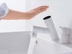 手をかざすだけでサッと手洗いできる、タッチレス水栓